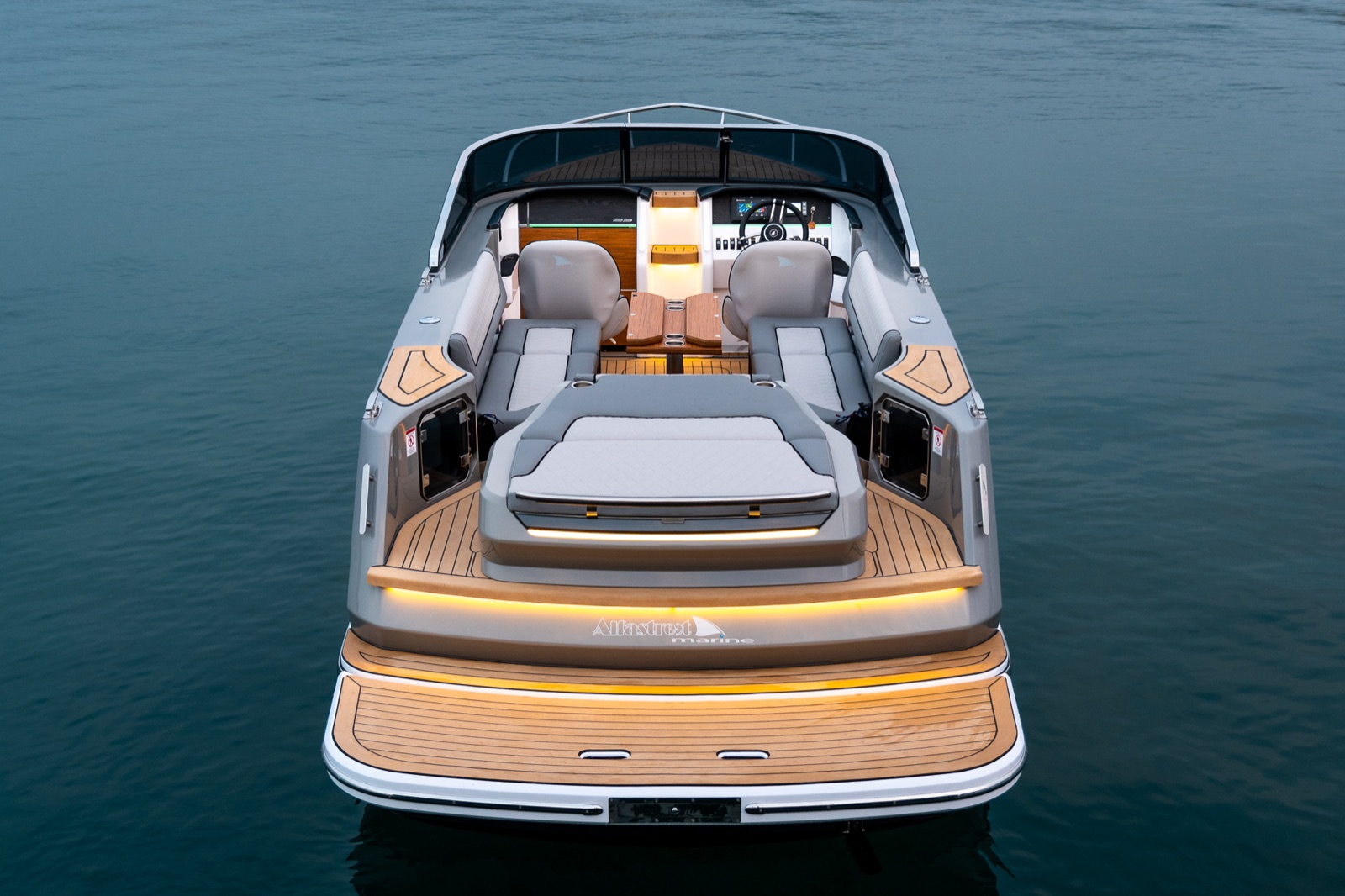 Az Alfastreet 23 Cabin Evo Electric tatja alkonyatkor, világító fürdőplatformmal