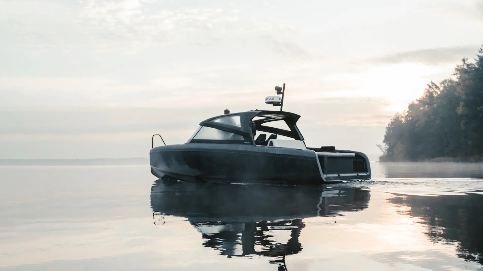 A Candela C-8 sötét Hardtop változata tükörsima vízen, hajnali fényben