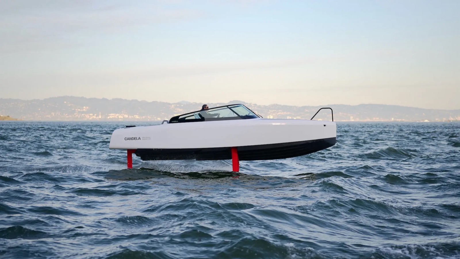 A Candela C-8 elektromos szárnyashajó a foiljain repülve siklik a vízen