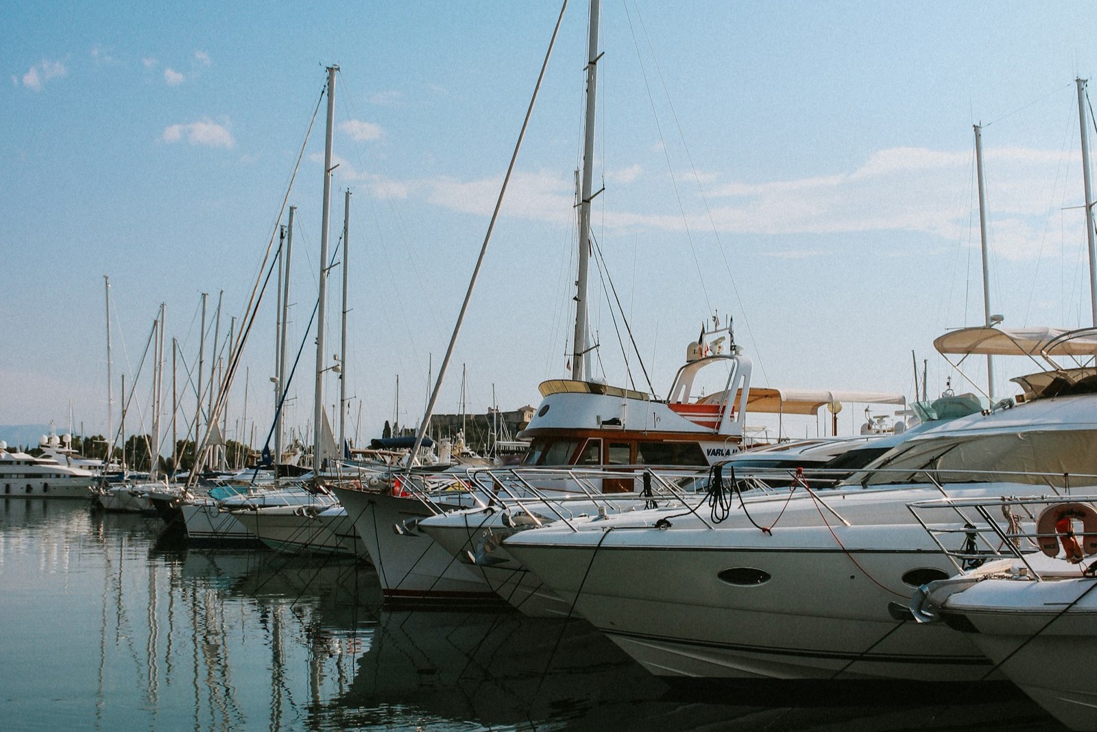 Kikötőben horgonyzó hajók a Balaton partján