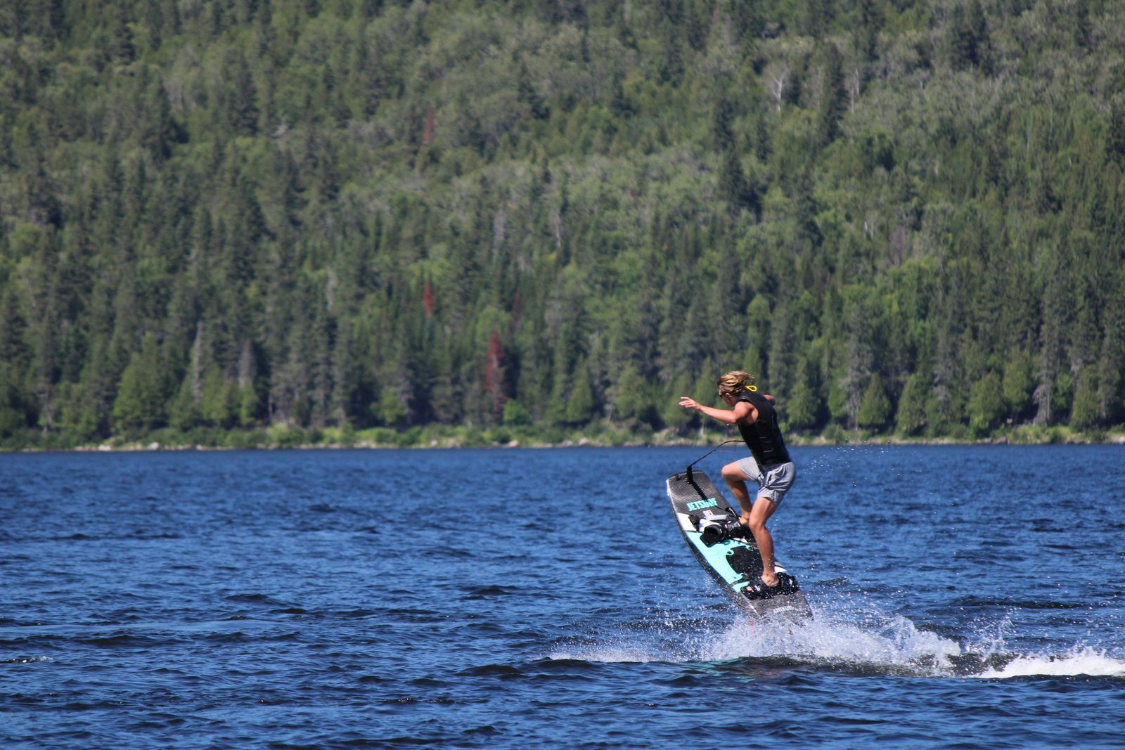 Jetboard – a vízfelszínen sikló motoros elektromos deszka